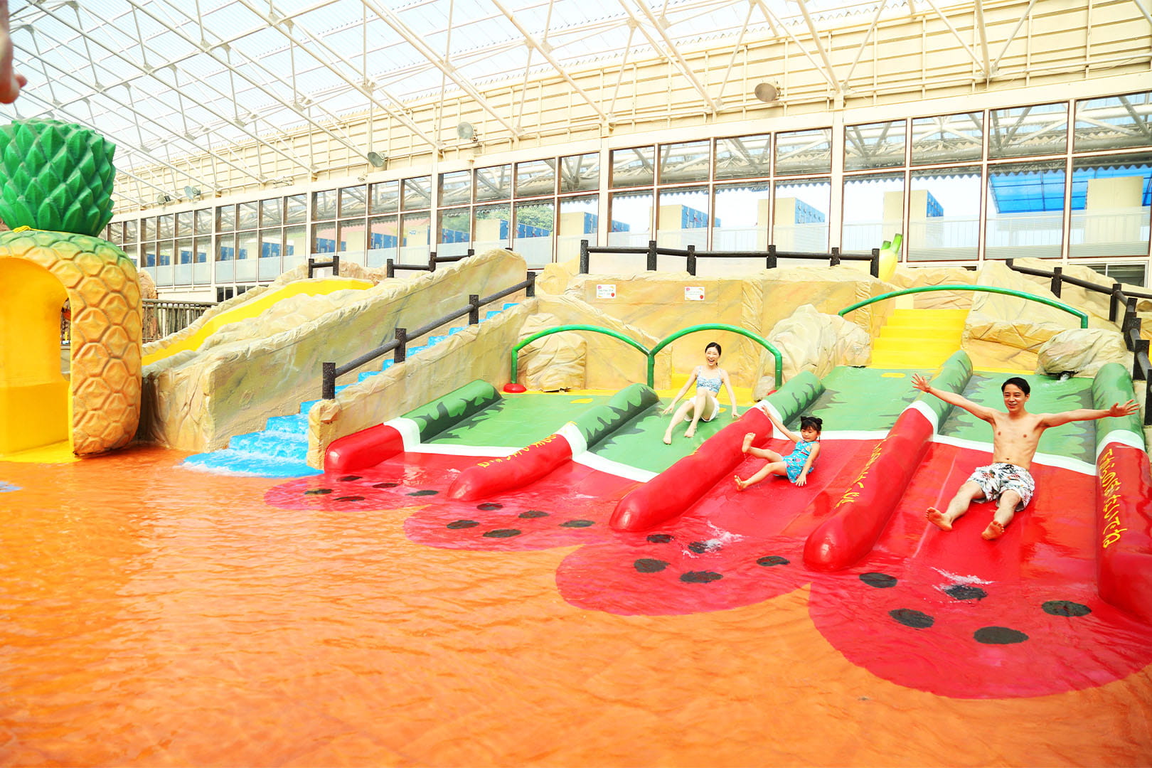 Get in the summer mood with the colorful fruits at Fruits Island!
